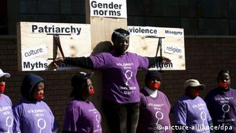 Protest gegen Vergewaltigungen in Südafrika. (Foto: EPA/KIM LUDBROOK +++(c) dpa - Report+++)