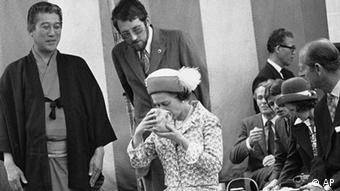 Kraliçe Elizabeth gittiği ülkelerde bolca ikram görse de gezilerine çıkarken yanına çaydanlığını da aldığı söyleniyor.