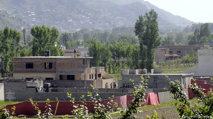 epa02714086 Pakistani Army soldiers secure the compound where Al-Qaeda leader Osama Bin Laden was killed by the US military forces in an operation, in Abbotabad, Pakistan on 02 May 2011. Osama bin Laden was killed 01 May in Abottabad, Pakistan in a shootout with US operatives, US President Barack Obama announced. EPA/T. MUGHAL +++(c) dpa - Bildfunk+++