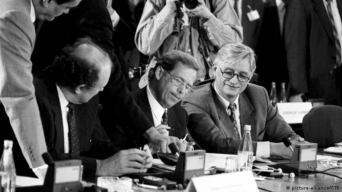 Bildergalerie Geschichte der NATO Auflösung Warschauer Pakt 1991