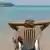 Турист сидит на пляжном стуле на берегу Красного моря