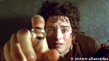 Elijah Wood als Hobbit Frodo in einer Szene aus dem Kinofilm Der Herr der Ringe - Die Gefährten nach der Vorlage von J.R.R. Tolkien. Herr der Ringe ist der «dunkle Lord» Sauron, der das Fantasie-Reich Mittelerde unterwerfen will. Dies kann nur verhindert werden, wenn der mächtigste aller Zauberringe, der «Eine Ring», in dem Feuer vernichtet wird, in dem er geschmiedet wurde. Diese gefährliche Aufgabe fällt dem Hobbit Frodo, einem kleinen Wichtel, zu. Der aufwändigste Kinofilm aller Zeiten startet am 19. Dezember in den deutschen Kinos.