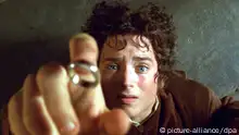 Elijah Wood als Hobbit Frodo in einer Szene aus dem Kinofilm Der Herr der Ringe - Die Gefährten nach der Vorlage von J.R.R. Tolkien. Herr der Ringe ist der «dunkle Lord» Sauron, der das Fantasie-Reich Mittelerde unterwerfen will. Dies kann nur verhindert werden, wenn der mächtigste aller Zauberringe, der «Eine Ring», in dem Feuer vernichtet wird, in dem er geschmiedet wurde. Diese gefährliche Aufgabe fällt dem Hobbit Frodo, einem kleinen Wichtel, zu. Der aufwändigste Kinofilm aller Zeiten startet am 19. Dezember in den deutschen Kinos.