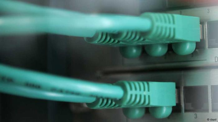 Netzwerkkabel in einem Server. (ddp images/AP Photo/Joerg Sarbach)