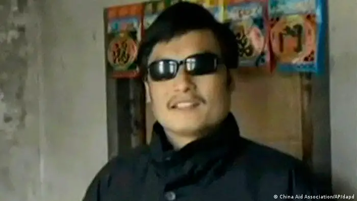 FILE - In this Jan. 2011 image made from video released on Feb. 10, 2011, by China Aid Association, Chinese activist and lawyer Chen Guangcheng speaks in Dongshigu village, Shandong province, China. A blind Chinese activist, Chen Guangcheng, under house arrest was beaten into unconsciousness by local authorities and denied medical care, his wife said in a handwritten letter that was smuggled out of the couple's tightly guarded home. (Foto:China Aid Association/AP/dapd)