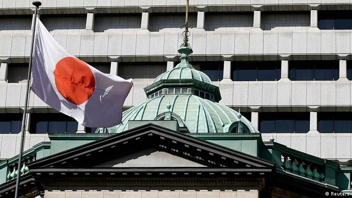 Japan Wirtschaft Nationalbank in Tokio mit Flagge