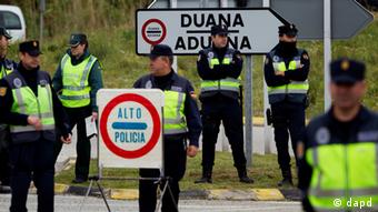 Spanish police on the French border (Photo:Emilio Morenatti/AP/dapd).