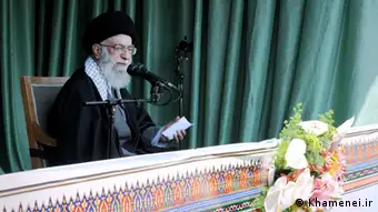 Titel: Ali Khamenei Beschreibung: Ali Chamenei (Khamenei) , der politische und religiöse Führer Irans (Oberster Rechtsgelehrter und somit Staatsoberhaupt), am 29.04.2012 bei einer Rede vor den Arbeitern in der Hauptstadt Teheran. Lizenz: Khamenei.ir Zulieferer: Pedram Habibi