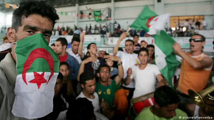 هواداران حزب حاکم در کارزار انتخاباتی الجزایر