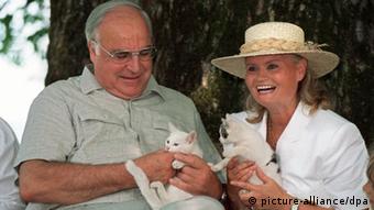Bundeskanzler Helmut Kohl und seine Frau Hannelore im Urlaub am Wolfgangsee 1992 mit jungen Katzen. Foto: Frank Mächler +++(c) dpa - Report+++