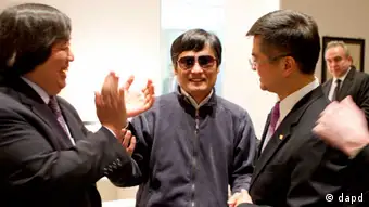 In this photo released by the US Embassy Beijing Press Office, blind lawyer Chen Guangcheng, center, holds hands with U.S. Ambassador to China Gary Locke, right, as U.S. State Department Legal Advisor Harold Koh, left, applauds, before leaving the U.S. embassy for a hospital in Beijing Wednesday May 2, 2012. (Foto:US Embassy Beijing Press Office, HO/AP/dapd)
