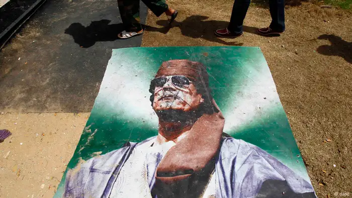 Libyen Plakat von Muammar al Gaddafi auf der Erde in Tripolis