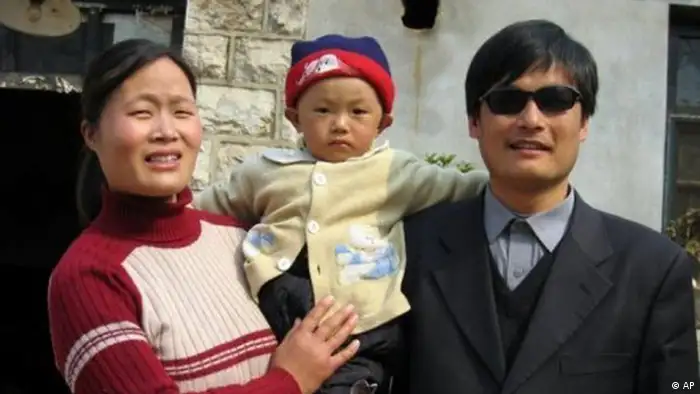 This undated photo provided by the China Aid Association shows blind Chinese legal activist Chen Guangchen, right, with his son, Chen Kerui, with his wife Yuan Weijing, left, in Shandong province, China. Chen, a well-known dissident who angered authorities in rural China by exposing forced abortions, made a surprise escape from house arrest on April 22, 2012, into what activists say is the protection of U.S. diplomats in Beijing, posing a delicate diplomatic crisis for both governments. (Foto:www.ChinaAid.org/AP/dapd).