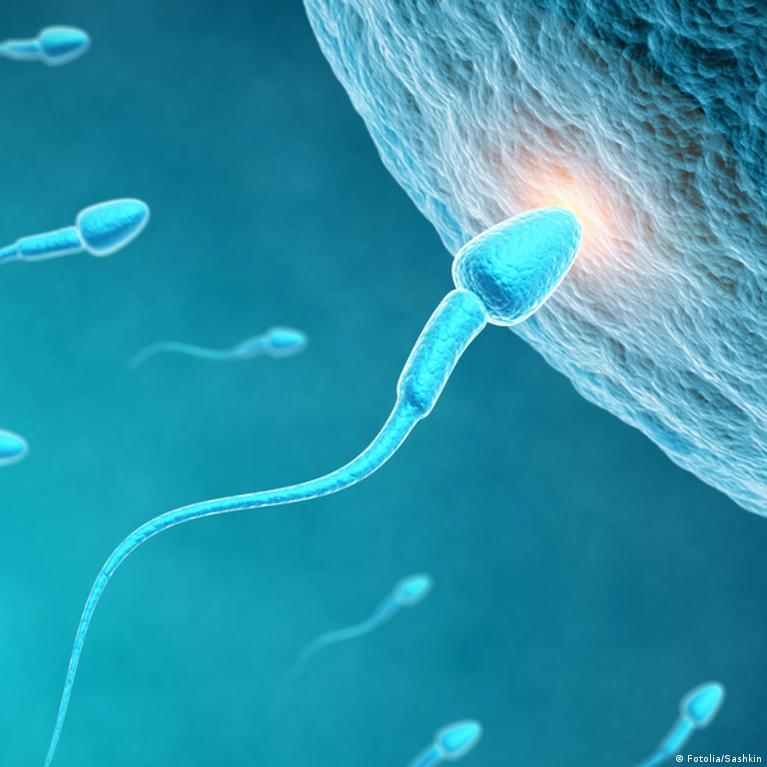 Jinsiy ayol siyayotgan suratini namoyish etadi.