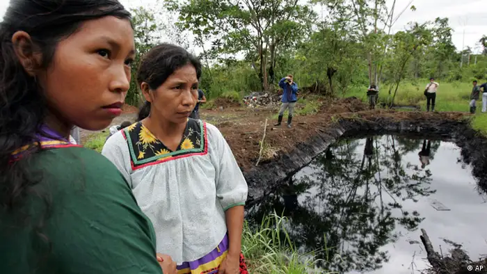 Des femmes Cofán près d'une mare de pétrole à Lago Agrio, en Équateur, en 2005