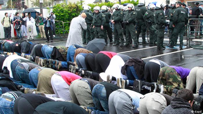 Bonn Demonstrierende Muslime gegen Rechtsradikalismus