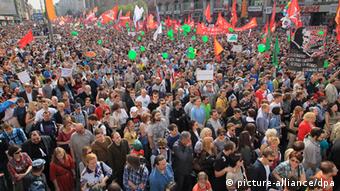 Большое количество митингующих с глагами и воздушными шарами