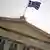 Die Flagge Griechenlands weht am Samstag (12.11.11) in Athen auf dem Dach des Parlamentsgebaeudes. Hessens Ministerpraesident Volker Bouffier (CDU) hat sich dagegen ausgesprochen, Griechenlands Mitgliedschaft in der Euro-Zone mit allen moeglichen Mitteln sicherzustellen. Der Tageszeitung "Die Welt" (Samstagausgabe vom 12.11.11) sagte der stellvertretende CDU-Vorsitzende: "Ein Ausschluss Griechenlands ist nicht moeglich. Wenn die Griechen allerdings von sich aus aussteigen wollen, ist das etwas anderes. Ich wuerde sie nicht aufhalten." Foto: Axel Schmidt/dapd
