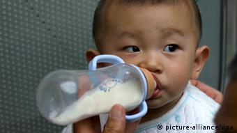 An 11-year-old Chinese baby suffering from ureteral stones caused by contaminated milk powder is fed with milk at the No.1 Hostpial of the Peoples Liberation Army (PLA) in Lanzhou city, northwest Chinas Gansu province, 17 September 2008. China said on Wednesday (September 17) that a third infant had died after drinking contaminated milk and the number sick had leapt to many thousands, while an official said the health threat was concealed for at least a month. The number of children ill after drinking powdered milk laced with the compound melamine had risen nearly five-fold to 6,244, and those with acute kidney failure had reached 158, Health Minister Chen Zhu told a news conference. A government probe announced on Tuesday showed a fifth of 109 dairy producers checked made batches of products adulterated with melamine, which is banned from use in foods. +++(c) dpa - Report+++