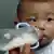 Ein chinesisches baby mit Milchflasche Foto: dpa