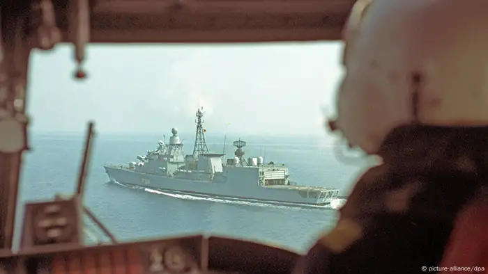 Blick aus einem Sea-Lynx-Hubschrauber auf die Fregatte Niedersachsen beim Einsatz in der Adria während der Jugoslawien-Krise am 06.08.1992. (Foto: Martina Hellmann/dpa)