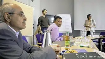 Beschreibung: Fotos von einem Training für Manager und Jungredakteure der Palestinian Broadcasting Corporation (PBC) aus Ramallah. Sieben Teilnehmer aus Palästina waren zu Gast in der DW Akademie in Berlin für Seminare in Management und Organisationsstrategien. Das Training ist Teil eines Langzeitprojekts, mit dem eine neue Jugendsendung für Palästina ausgearbeitet werden soll. Die neue Jugendsendung soll langfristig das bestehende Format der PBC für Jugendliche ersetzen. Ziel ist die bessere Einbindung von Jugendlichen und eine breitere Themenvielfalt, welche Probleme und aktuelle Themen von Jugendlichen aufgreifen sollen. Datum April 2012, Fotograf Thomas Rehermann