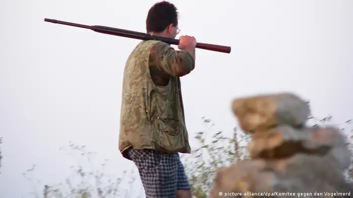 Ein Jäger läuft auf Malta mit einem Gewehr über der Schulter über eine Wiese.
(Copyright: Foto: Komitee gegen den Vogelmord)