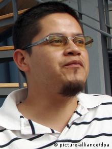 HANDOUT - Der Menschenrechtsaktivist Alejandro Cerezo Contreras bekommt den Internationalen Preis des Aachener Friedenspreises 2012 (undatiert). Der internationale Preis wird nach Mexiko verliehen an den Menschenrechtsaktivisten Alejandro Cerezo Contreras und seine Organisation Comité Cerezo. Sie verteidige die Rechte politisch Inhaftierter und der Zivilbevölkerung gegen Willkür von Militär und Polizei. Mit dem Aachener Friedenspreis werden Menschen ausgezeichnet, die sich vorbildlich «von unten» für den Frieden einsetzen. Er ist mit insgesamt 2000 Euro dotiert. Die Verleihung findet am 1. September statt. Foto: Aachener Friedenspreis dpa/lnw Schlagworte Auszeichnungen