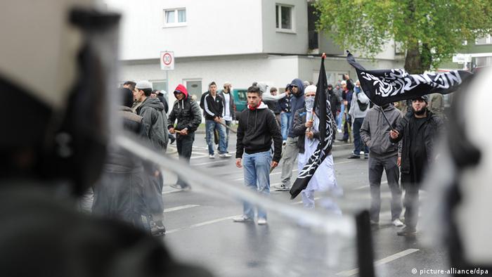 Police intervene during a Salafist coutner demonstration against Pro-NRW (05.05.2012). Foto: Henning Kaiser dpa/lnw