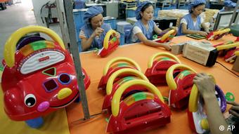 Arbeiterinnen setzen in einer Fabrik im chinesischen Dongguan Teile fuer Spielzeugautos zusammen. (Foto: dapd)