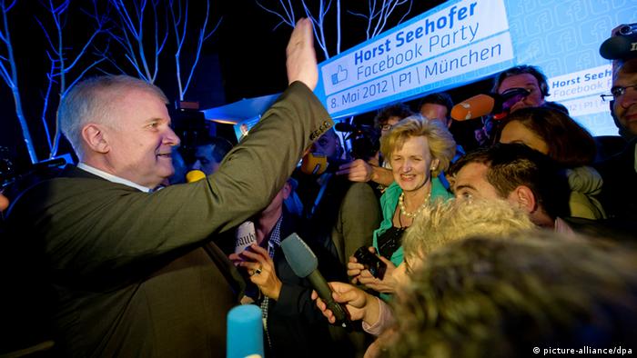 Der bayerische Ministerpräsident Horst Seehofer in München im Club P1 bei seiner Facebook- Party (Foto: dpa)