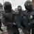 Polizisten in Moskau tragen Regierungskritiker weg (Foto: dapd)
