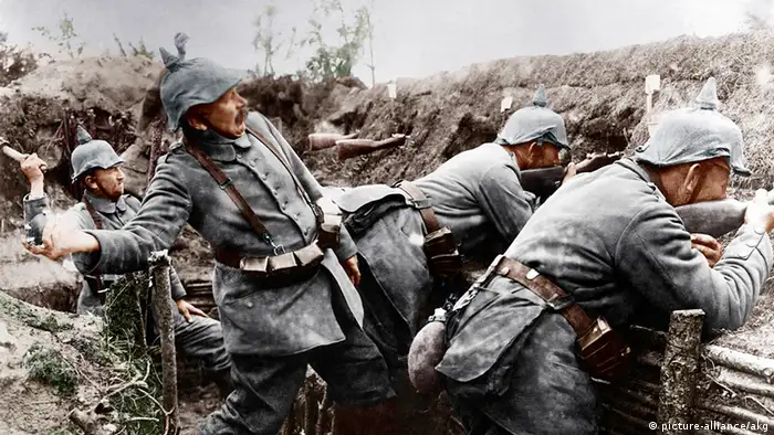 Deutsche Soldaten im Ersten Weltkrieg im Schützengraben (picture-alliance/akg)