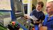 Eine Auszubildender und ein Meister an der elektronischen Steuerung einer Werkzeugmachine. Foto: Waltraud Grubitzsch pixel Eine Auszubildender und ein Meister an der elektronischen Steuerung einer Werkzeugmachine. Foto: Waltraud Grubitzsch pixel