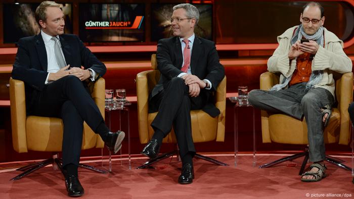 Bundesumweltminister Norbert Röttgen, Christian Lindner von dr FDP und Johannes Ponader von den Linken vor Beginn der Fernsehsendung Günther Jauch (Foto: Rainer Jensen dpa)