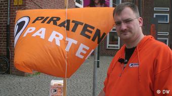Mit Piratenflagge unterwegs - Michele Marsching, NRW-Landesvorsitzender der Piraten (Foto: DW)
