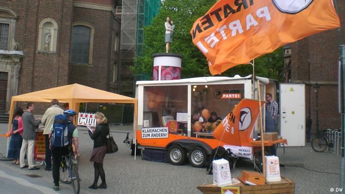 Wahlkampf in Düsseldorf: Mit gläsernem Mobil (Foto: DW)