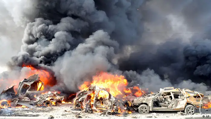 In this photo released by the Syrian official news agency SANA, flames and smoke raise from burning cars after two bombs exploded, at Qazaz neighborhood in Damascus, Syria, on Thursday May 10, 2012. Two large explosions ripped through the Syrian capital Thursday, heavily damaging a military intelligence building and leaving blood and human remains in the streets. (Foto:SANA/AP/dapd)