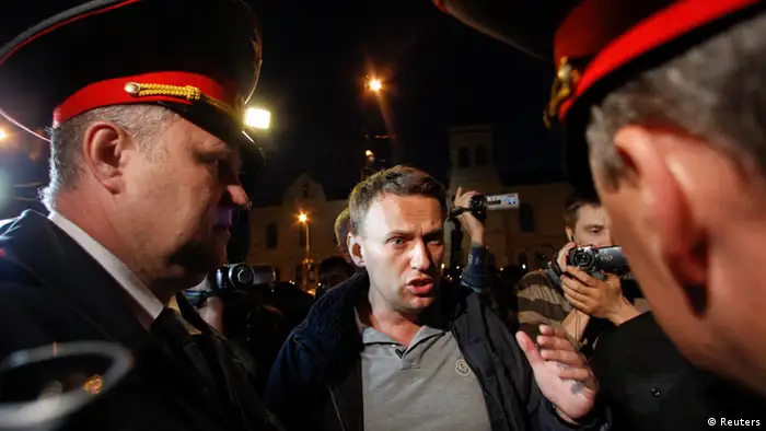 Prominent anti-corruption blogger Alexey Navalny talks to police officers during a rally in central Moscow early May 8, 2012. Vladimir Putin took the oath as Russia's president on Monday with a ringing appeal for unity at the start of a six-year term in which he faces growing dissent, economic problems and bitter political rivalries. REUTERS/Maxim Shemetov (RUSSIA - Tags: POLITICS CIVIL UNREST)