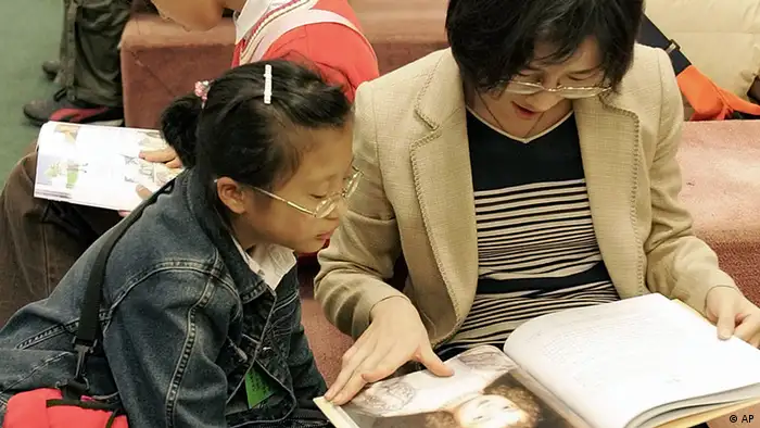 Südkorea Mutter und Kind in einem Buchladen in Seoul