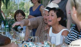 Geselligkeit im Weingut Pressebild Deutsche Weinstraße