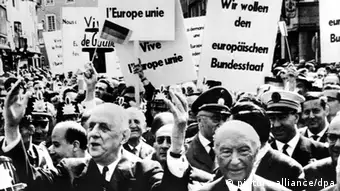 De Gaulle bei Adenauer in Bonn bejubelt Deutsch-Französische Freundschaft