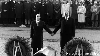 Francois Mitterrand bei Helmut Kohl in Verdun Frankreich