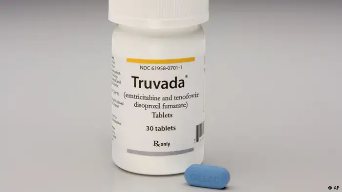 This photo provided by Gilead Sciences shows Truvada. A panel of federal health advisers votes today, Thursday, May 10, 2012, on whether to endorse the first drug shown to prevent HIV infection, potentially clearing the way for a landmark approval in the 30-year effort against the virus that causes AIDS. The Food and Drug Administration advisers will vote on whether Truvada should be approved as a preventative treatment for people who are at high risk of contracting HIV, such as gay and bisexual men. (Foto:Gilead Sciences/AP/dapd)