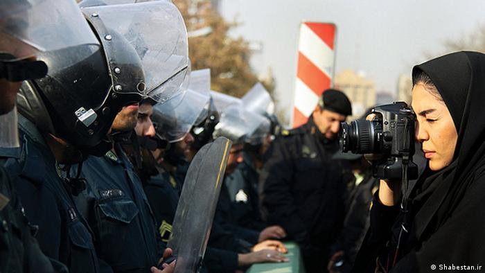 Eine Journalistin in Teheran fotografiert Polizisten aus nächster Nähe (Foto: Shabestan.ir)