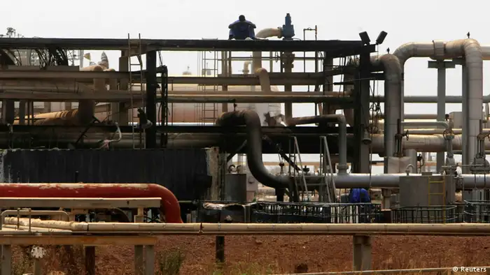 Oil engineers work before a ceremony in which oil operations at Heglig oilfield will resume in Heglig May 2, 2012. REUTERS/Mohamed Nureldin Abdallah (SUDAN - Tags: ENERGY BUSINESS)