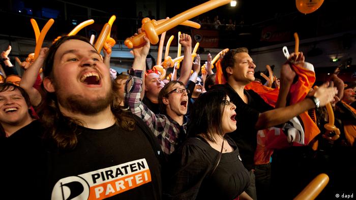 Nordrhein-Westfalen/ Anhaenger der Piratenpartei jubeln am Samstag (13.05.12) in Duesseldorf auf der Wahlparty der Piraten nach Bekanntgabe der ersten Prognose zur Landtagswahl in Nordrhein-Westfalen. Laut der ersten Hochrechnungen von ARD und ZDF ziehen die Piraten mit ueber sieben Prozent der Stimmen bei den Landtagswahlen in NRW in den Landtag ein. (zu dapd-Text) Foto: Patrick Sinkel/dapd