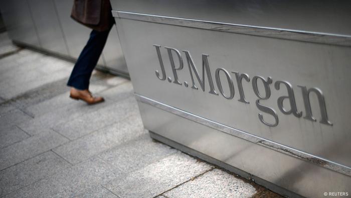 Schild mit der Aufschrift JPMorgan im Londoner Bankenviertel Canary Wharf Schild mit der Aufschrift JPMorgan im Londoner Bankenviertel Canary Wharf