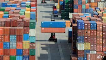Container werden am Hamburger Hafen verladen Foto: ddp images/AP Photo/Fabian Bimmer, File