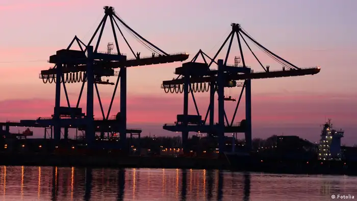 Containerterminal im Hamburger Hafen bei Sonnenuntergang © Thorsten Schier #18784375